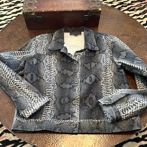 Harold’s grey and light grey snake 🐍 print crop jacket 🧥!